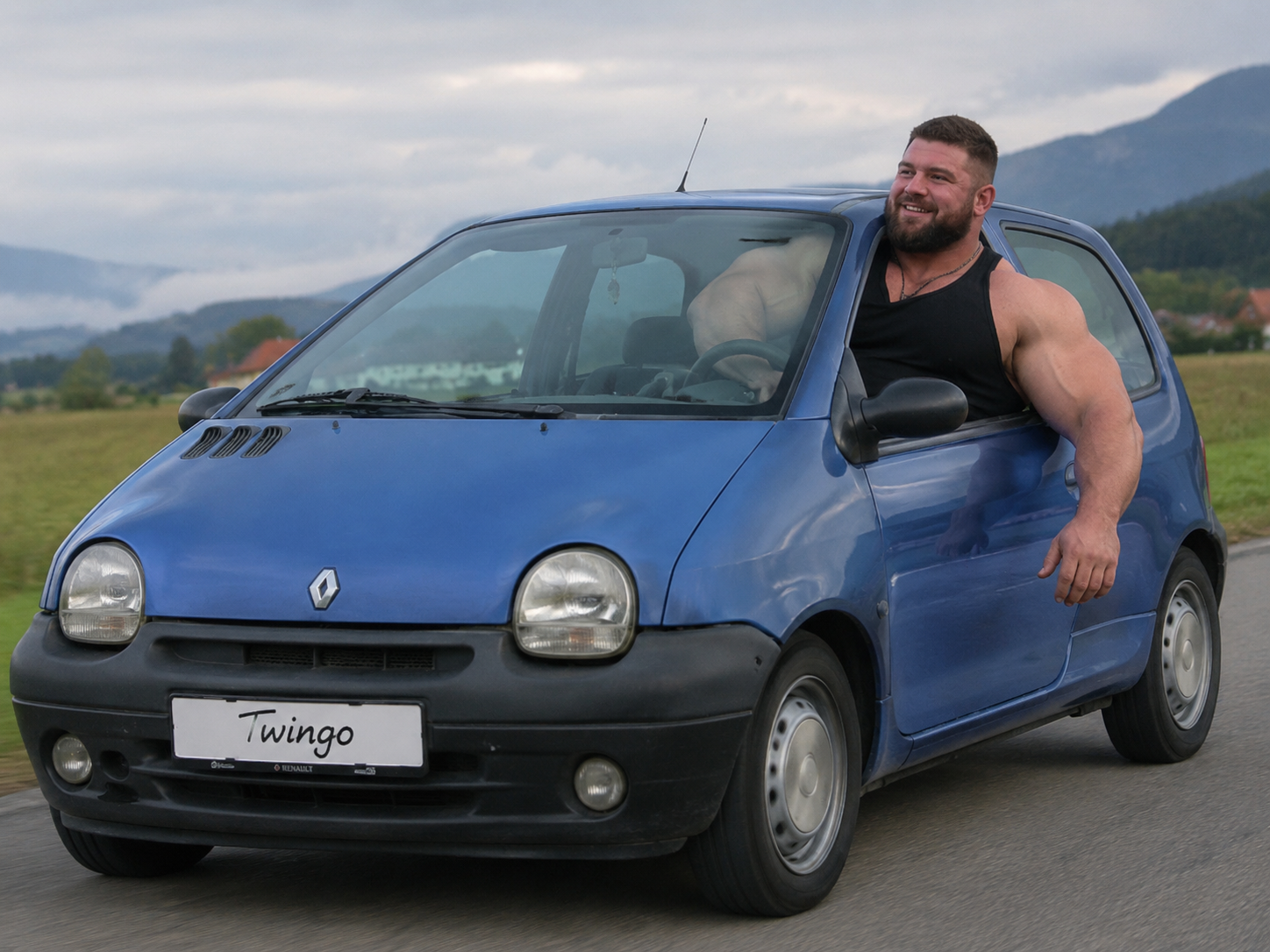 Mišičnjak v modrem Twingu.png
