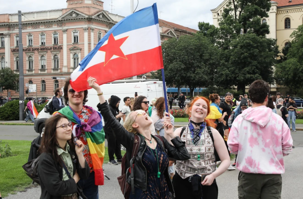 parada ponosna zagreb jugoslovanska zastava.png