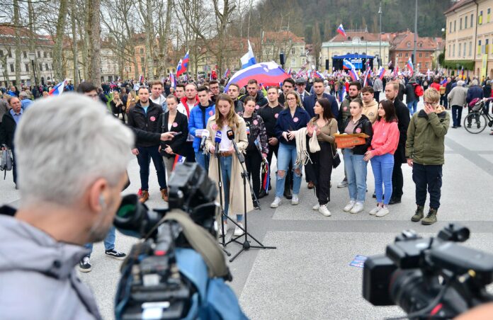 sdm podpisi proti azilantskim domovom.jpg