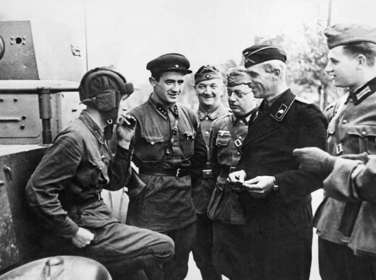 soviet-and-german-troops-fraternizing-at-brest-litovsk-near-v0-yvijjl7mylz91.jpg