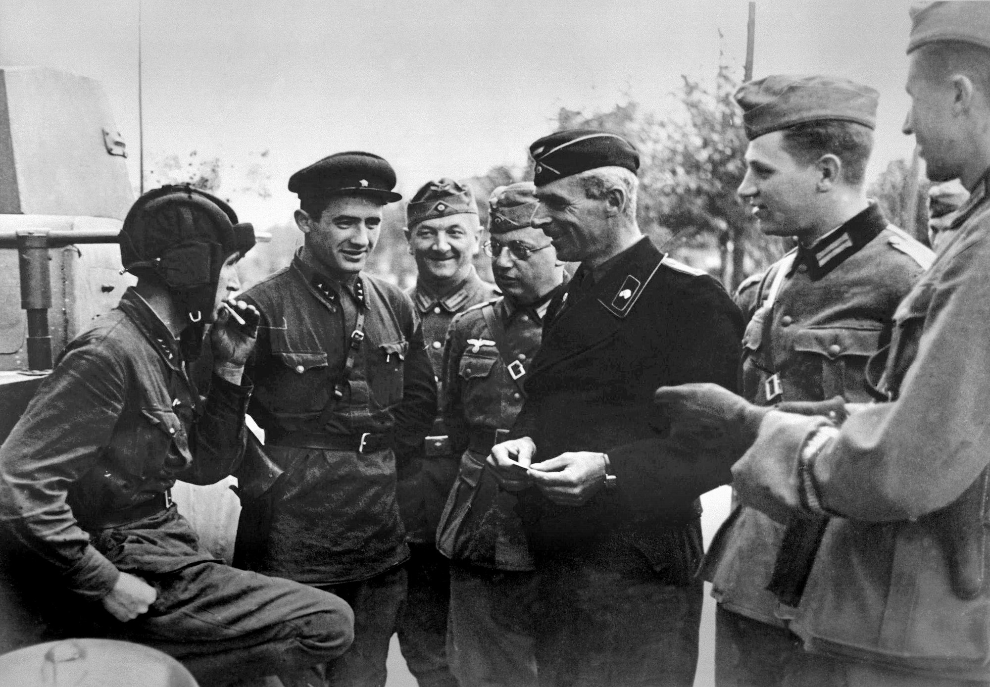 Soviet-and-German-troops-in-a-friendly-discussion-after-suppressing-Polish-resistance-in-Brest...jpg