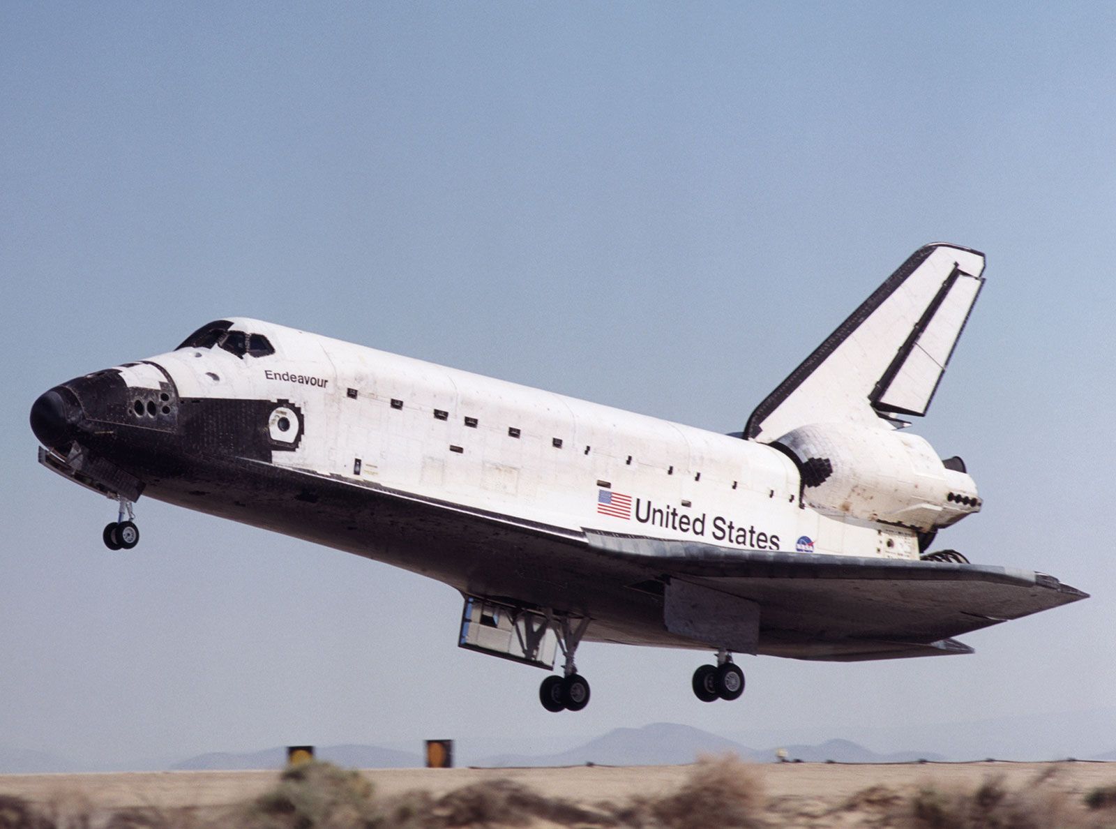 space-shuttle-Endeavour-landing-Edwards-Air-Force-May-2000.jpg