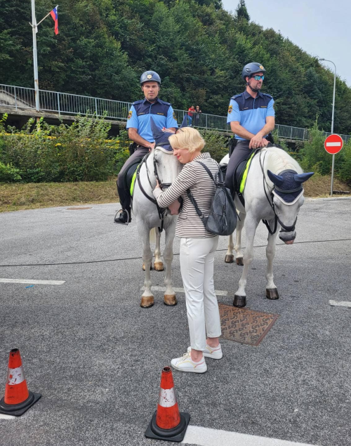 urska policijski konj.png