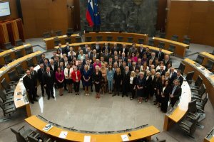 poslanci-drzavni-zbor-parlament-slovenija-politika_i990x660.jpg