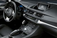 1561870-lexus-ct-200h-dash-top.jpg